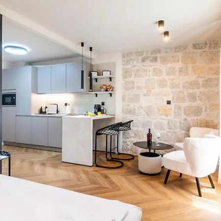Centre In Stone House Apartment *