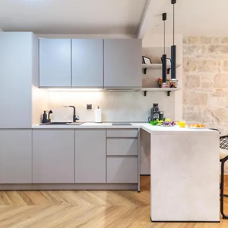 Centre In Stone House Apartment *
